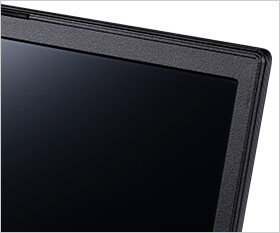 17.3型フルHD液晶モニター搭載。スッキリとしたスリムベゼル仕様
