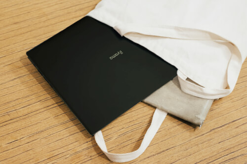 Webカメラを標準搭載、10キー付フルサイズキーボード