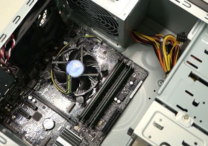 本体ケースに電源ユニットを取り付ける08